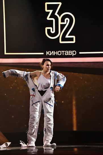 Актриса Дарья Екамасова во время церемонии открытия кинофестиваля 