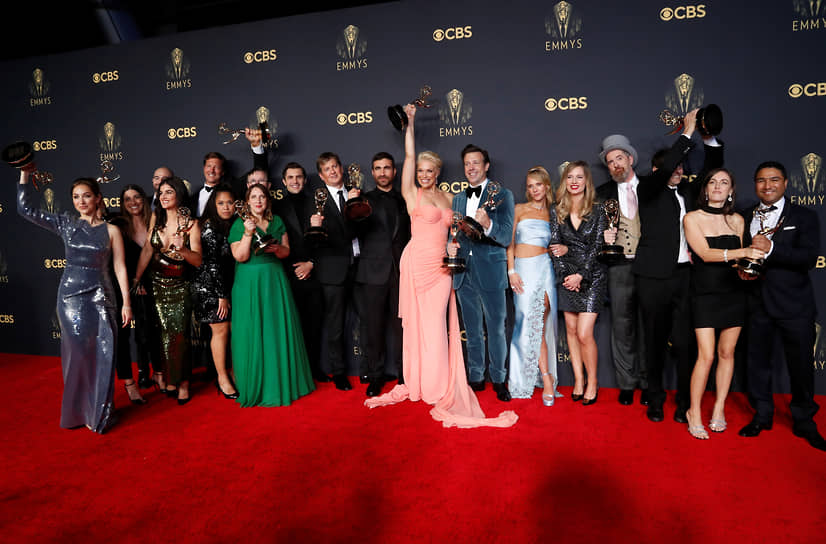 Команда «Теда Лассо» позирует с наградами за лучший комедийный сериал