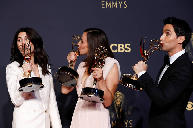 Слева направо: сценаристы сериала «Хитрости» Джен Стацки, Люсия Аньелло и Пол Даунс позируют с наградами