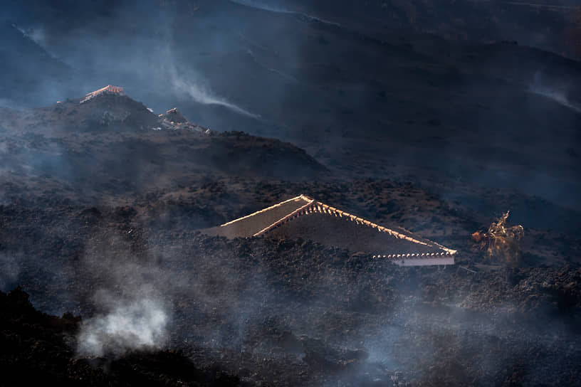 Эль-Пасо, Испания. Дома, засыпанные пеплом из-за извержения вулкана на острове Пальма 
