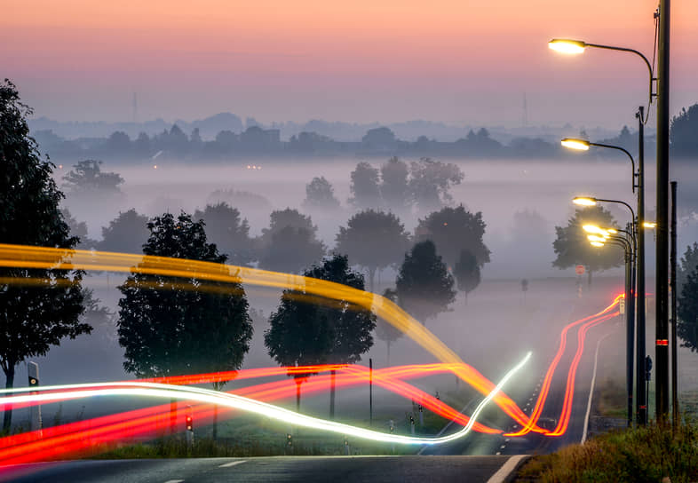 Франкфурт, Германия. Автомобили едут в тумане