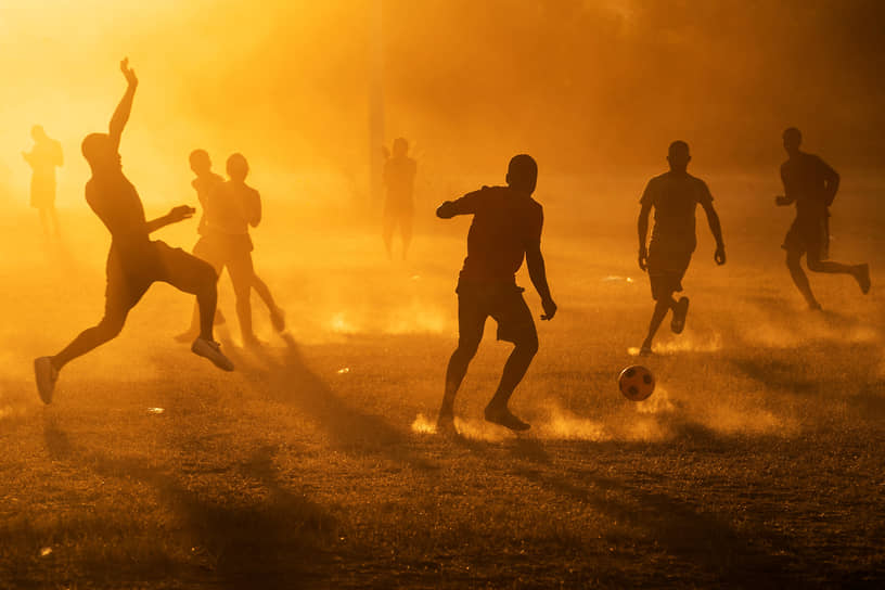 Сьюдад-Акунья, Мексика. Мигранты, которым не удалось попасть в США, играют в футбол рядом с границей