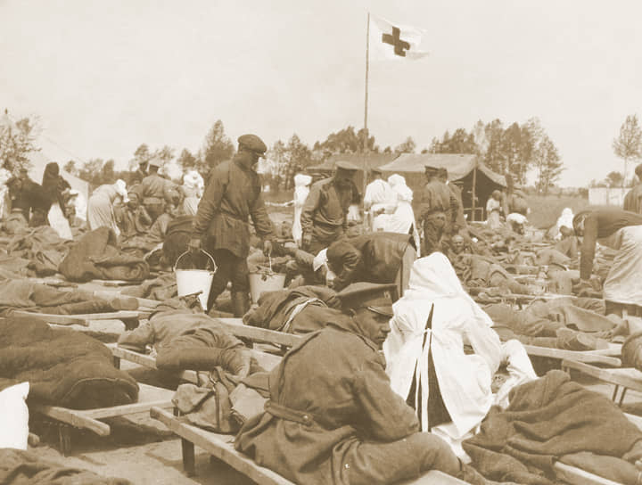 «Все, чему были свидетелями за время минувшей кампании,— только предварительные эксперименты, допускавшиеся в крайне ограниченном масштабе» (на фото — русские солдаты, отравленные германскими газами, 1915 год)