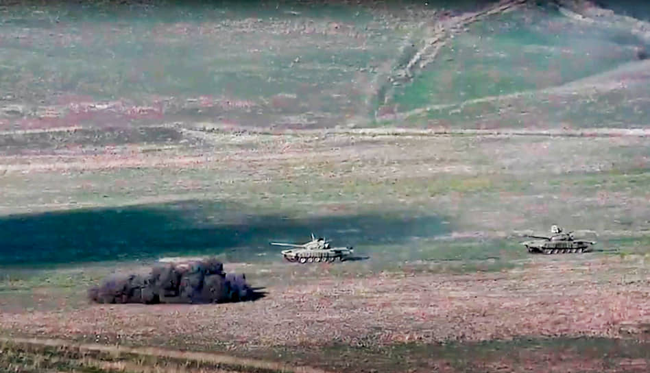 Конфликт обострился 27 сентября 2020 года, когда Баку заявил об обстреле позиций азербайджанской армии со стороны Армении
&lt;br>На фото: армянские ВС обстреливают танки Азербайджана