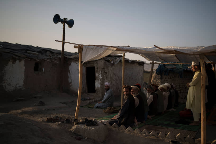 Кабул, Афганистан. Местные жители совершают намаз