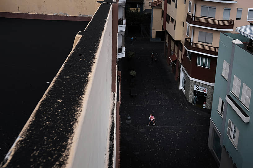 Санта-Крус-де-Ла-Пальма, Испания. Улица, покрытая пеплом из-за извержения вулкана 