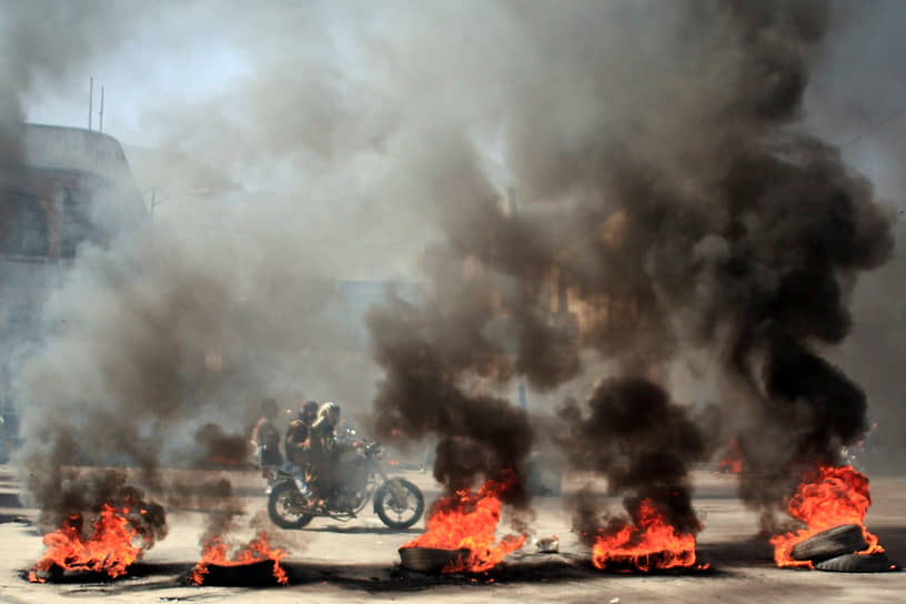 Тайс, Йемен. Горящие покрышки на акции протеста 