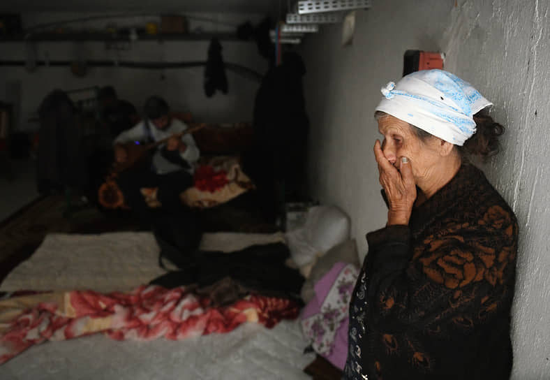 Жители азербайджанского города Тертер после обстрела