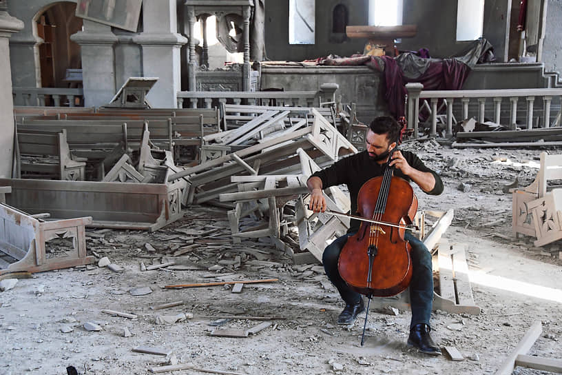 Бельгийский виолончелист армянского происхождения Севак Аванесян дал короткий концерт в соборе Святого Христа Всеспасителя в городе Шуша. Собор был дважды обстрелян 8 октября