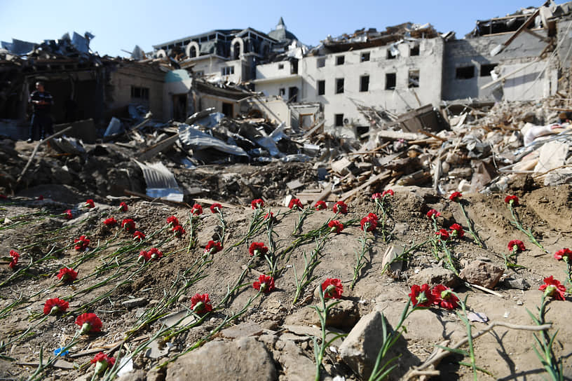 Цветы на месте гибели погибших в результате обстрела города Гянджа