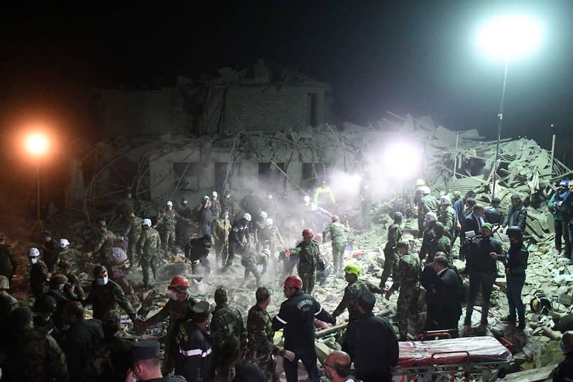 Сотрудники МЧС Азербайджана на месте разбора завалов жилого дома в городе Гянджа 