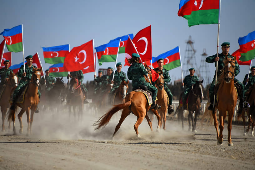 Всадники с флагами Азербайджана и Турции на ипподроме в Баку 