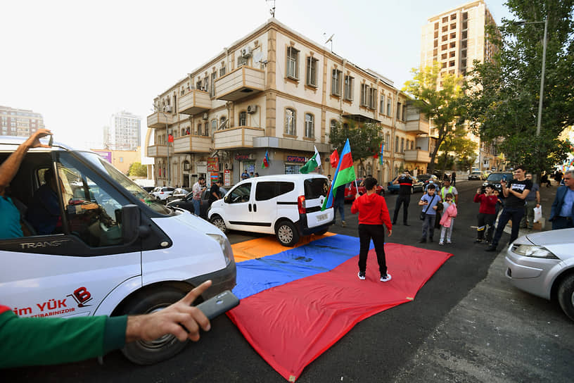 9 ноября азербайджанские ВС взяли второй по величине город Нагорного Карабаха Шуша 
&lt;br>На фото: флаг Армении на проезжей части в Баку 