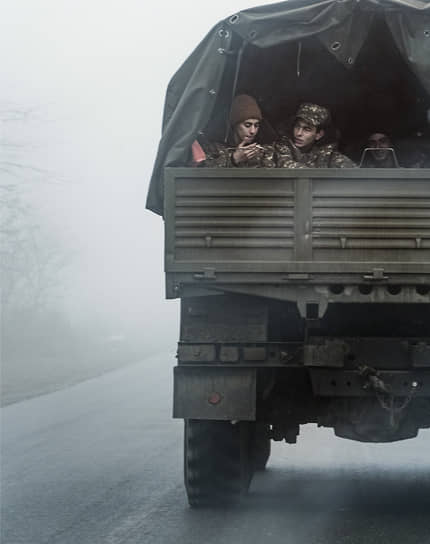 Военнослужащие в кузове грузового автомобиля 