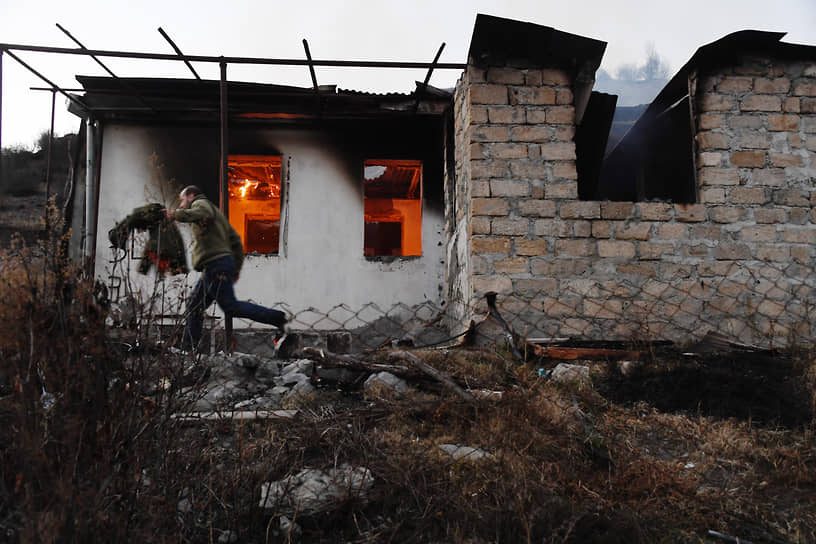 Президент Нагорного Карабаха Араик Арутюнян заявил, что если бы боевые действия продолжились, был бы «потерян весь Карабах»
&lt;br>На фото: горящий дом в Нагорном Карабахе 