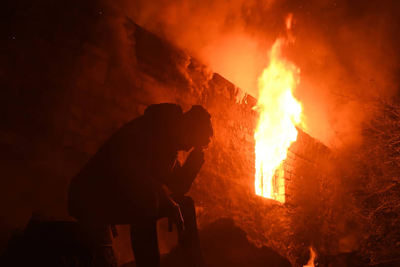 Беженцы из Нагорного Карабаха сжигают свои дома перед отъездом  