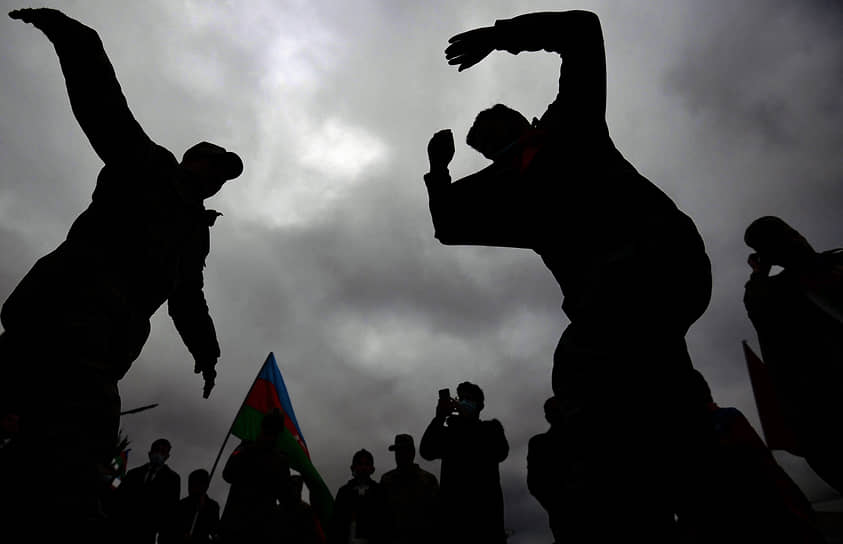 Азербайджанские военнослужащие во время празднования 