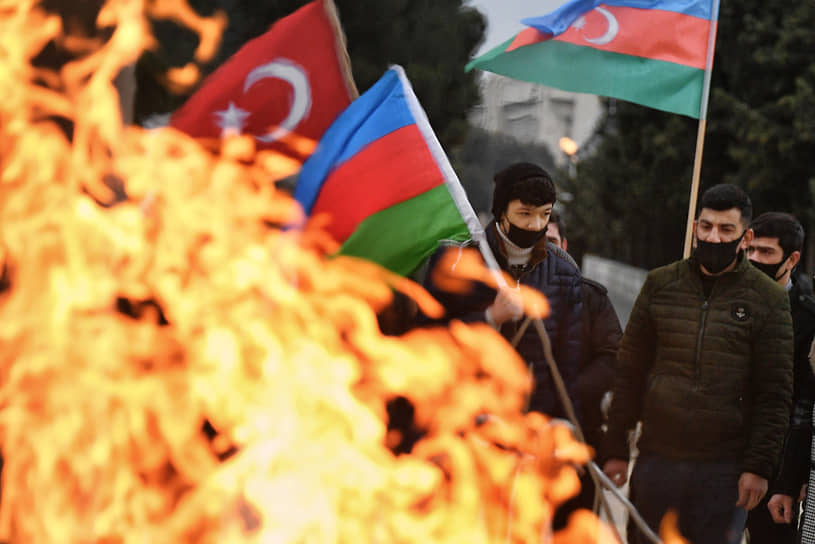Люди с флагами Азербайджана и Турции у мемориального комплекса «Вечный огонь»