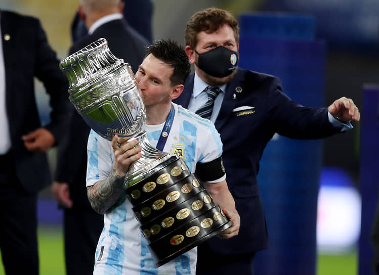 Аргентинец Лионель Месси празднует победу на Кубке Америки