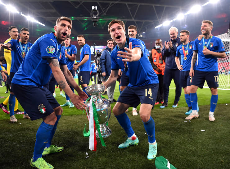 Футболисты сборной Италии празднуют победу в Евро-2020