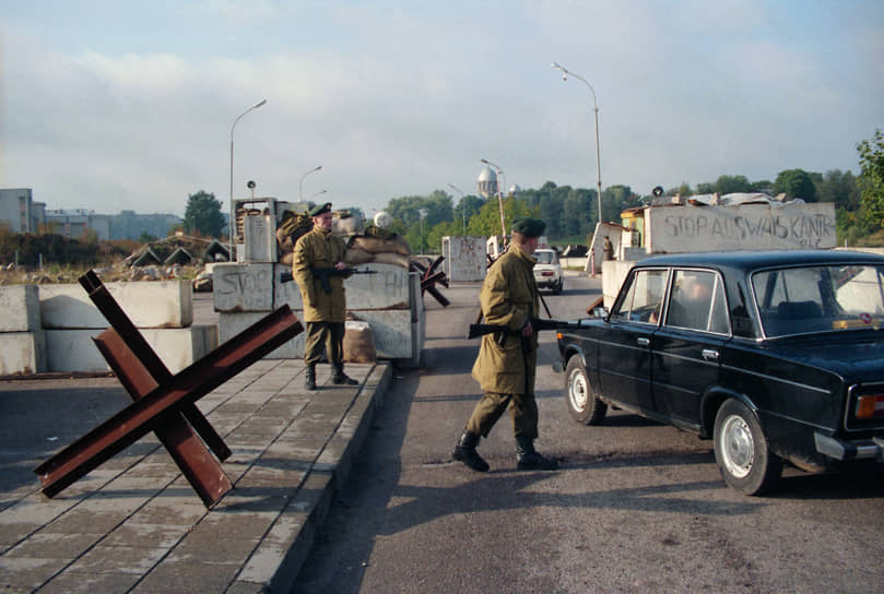 1 сентября 1991 года. Баррикады в Вильнюсе, оставшиеся после дней провозглашения декларации о восстановлении независимости Литовского государства, когда появилась угроза штурма здания парламента