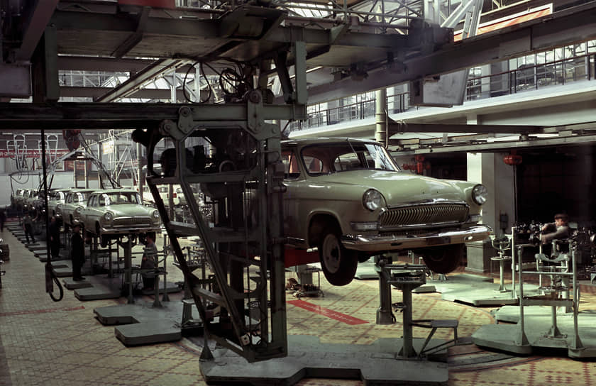 Хромированные решетки с вертикальными прорезями («китовый ус») и бамперы без «клыков» ставились на ГАЗ-21 третьей серии (1962-1970 гг)
&lt;br>На фото: цех по производству автомобилей, 1966 год