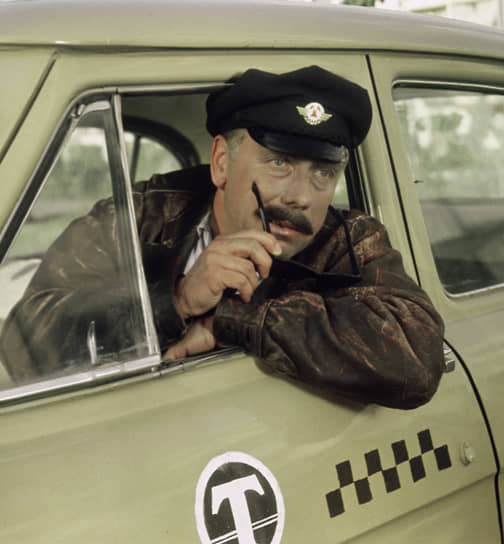 ГАЗ-21 снялась в огромном количестве советских кинофильмов — «Берегись автомобиля», «Старики-разбойники», «Я шагаю по Москве» и т.д. 
&lt;br>На фото: герой «Бриллиантовой руки» Лелик (Анатолий Папанов) в форме таксиста за рулем «Волги»
