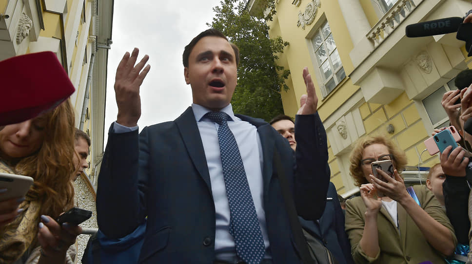 22 августа 2019 года в отношении него возбуждено уголовное дело о неисполнении решения суда об удалении из интернета фильма «Он вам не Димон». 10 августа 2021 года СКР возбудил против него и экс-координатора сети региональных штабов фонда Леонида Волкова дело из-за сбора пожертвований. 29 июня был заочно арестован и объявлен в международный розыск. В настоящее время находится за пределами России