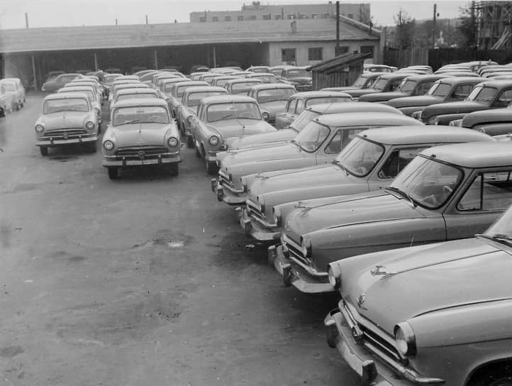 ГАЗ-21 первой серии (1956-1958 гг.) выпускались со звездой на решетке радиатора. По легенде эмблему ставили для того, чтобы машина понравилась партийному руководству и ее разрешили к серийному выпуску
&lt;br>На фото: новые автомобили перед отправкой покупателям на стоянке завода ГАЗ, 1957 год