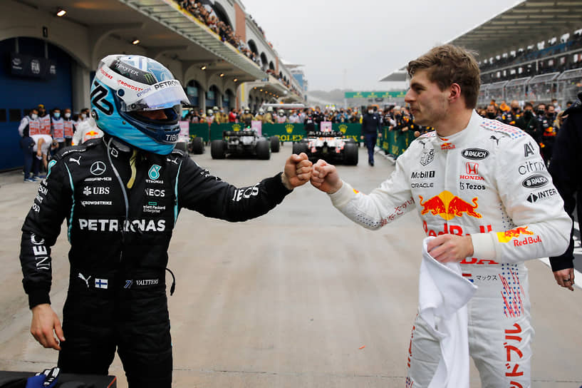 Гонщики Валттери Боттас (слева) и Макс Ферстаппен поздравляют друг друга после окончания гонки