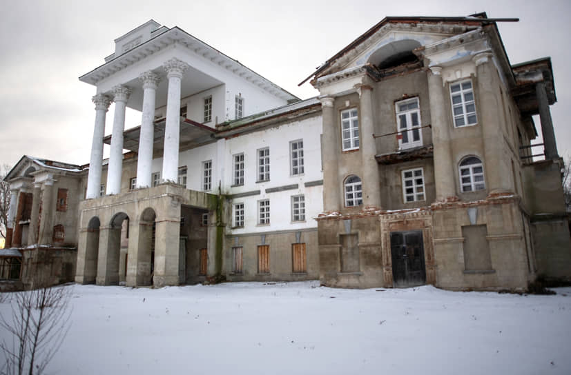 Усадьба «Белый дом» была основана промышленником Никитой Демидовым в городе Каштым в Челябинской области. Палладианский особняк с двумя боковыми башнями расположен на холме в огороженном парке, он изображен на гербе города Кыштым