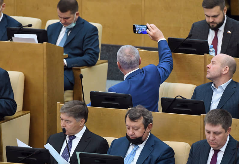 Депутаты Госдумы на пленарном заседании 