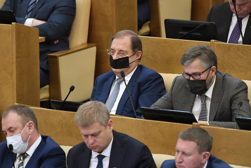 Депутат от фракции ЛДПР Борис Пайкин (верхний ряд слева)