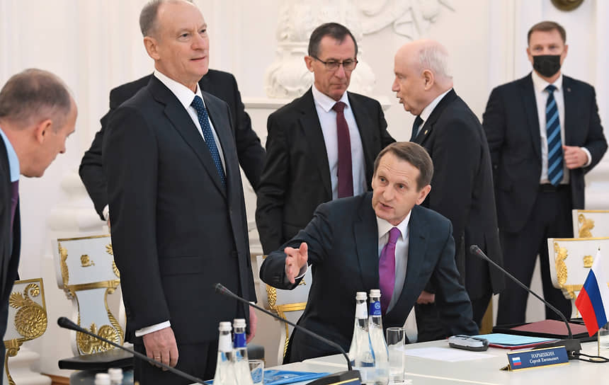Директор ФСБ Александр Бортников (слева), секретарь Совета безопасности Николай Патрушев (второй слева) и директор СВР Сергей Нарышкин (третий справа)