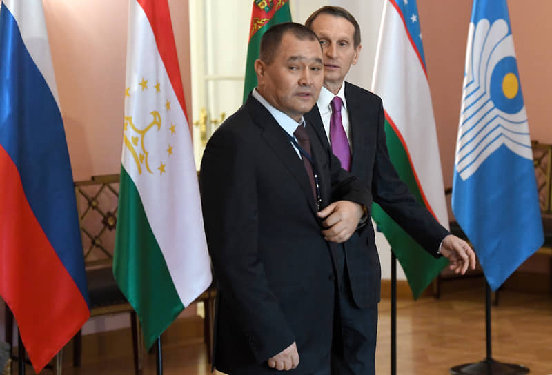 Первый заместитель председателя Государственного комитета национальной безопасности Кыргызской Республики Рустам Мамасадыков (слева) и директор СВР Сергей Нарышкин