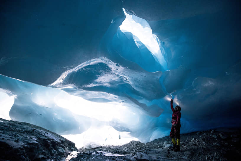 Гальтюр, Австрия. Гляциолог исследует пещеру в леднике Ямтальфернер