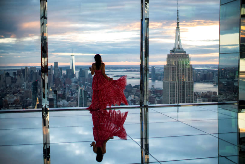Нью-Йорк США. Женщина на смотровой площадке небоскреба