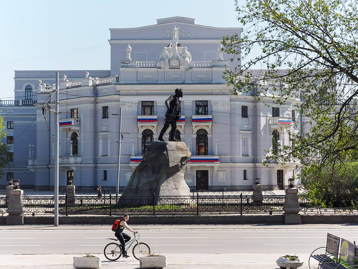 Оперный театр и памятник Свердлову в Екатеринбурге