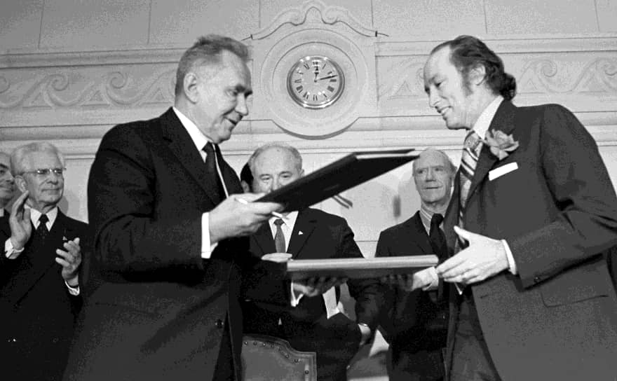 Оттава. Главы правительств СССР и Канады Алексей Косыгин (слева) и Пьер Эллиот Трюдо обмениваются рукопожатиями после подписания Общего соглашения об обменах между двумя странами