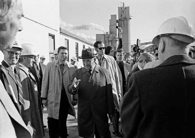 Глава советского правительства на никелевом заводе компании Sherritt Gordon Mines в Форт-Саскачеване