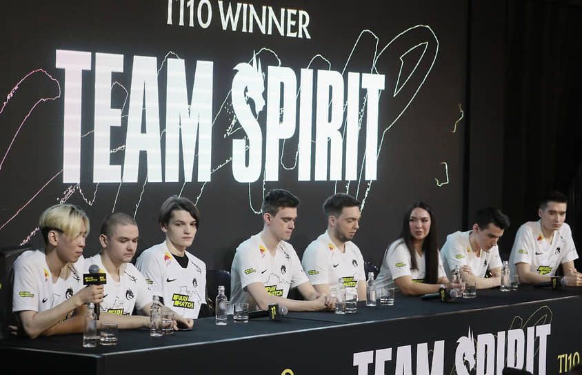 Игроки киберспортивной команды Team Spirit во время пресс-конференции