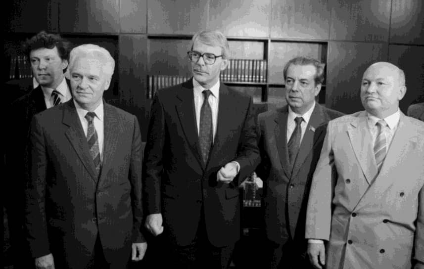 Визит премьер-министра Великобритании Джона Мейджора (в центре) в СССР. Также на фото: Иван Силаев (второй слева), Юрий Лужков (справа), Григорий Явлинский (слева)