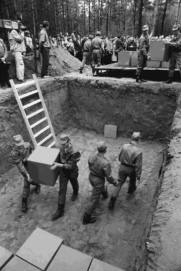 Раскопки захоронения погибших в результате сталинских репрессий в Читинской области 1 октября 1991 года