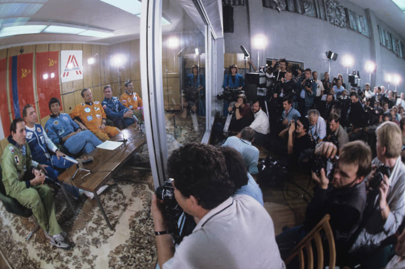 Пресс-конференция первого и дублирующего советско-австрийских экипажей. Космодром Байконур. 1991 год