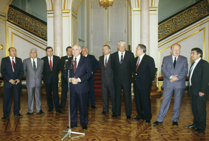 В Кремле межреспубликанский экономический договор подписали 8 республик из 12, за исключением прибалтийских республик. Пресс-конференция после подписания, 1991 год