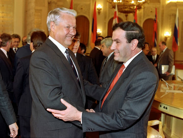 Президент России Борис Ельцин (слева) и недавно избранный президент Армении Левон Тер-Петросян