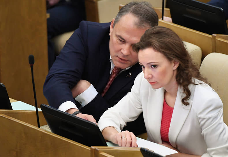 Бывший детский омбудсмен Анна Кузнецова и депутат Петр Толстой