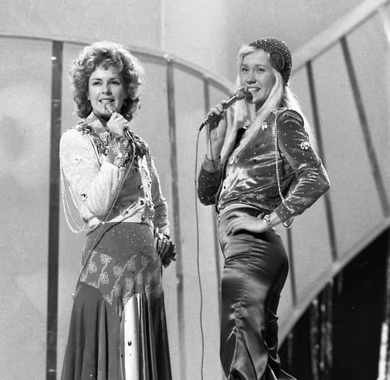 Участницы коллектива Анни-Фрид Лингстад (слева) и Агнета Фельтског на «Евровидении» 6 апреля 1974 года. Тогда группа заняла первое место на конкурсе с песней «Waterloo»