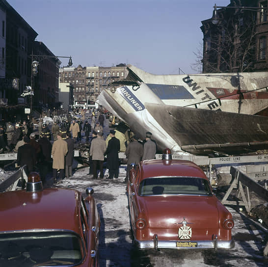 16 декабря 1960 года в Нью-Йорке два пассажирских самолета — Douglas DC-8-11 авиакомпании United Air Lines и Lockheed L-1049-54 Super Constellation авиакомпании Trans World Airlines — столкнулись во время захода на посадку в разные аэропорты