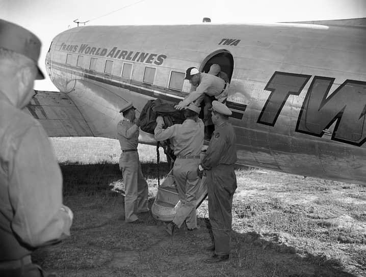 30 июня 1956 года над Большим каньоном в США столкнулись самолеты Douglas DC-7 авиакомпании United Air Lines и Lockheed L-1049-54-80 Super Constellation авиакомпании Trans World Airlines. Погибли все находившиеся на обоих самолетах 128 человек — 58 на DC-7 и 70 на L-1049. Причинами катастрофы называли плохие погодные условия и ограниченный обзор из кабины пилота